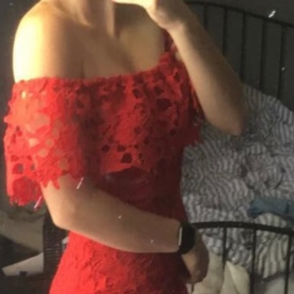 GENEVIEVE RED OFF-THE-SHOULDER LACE DRESS
Lulus